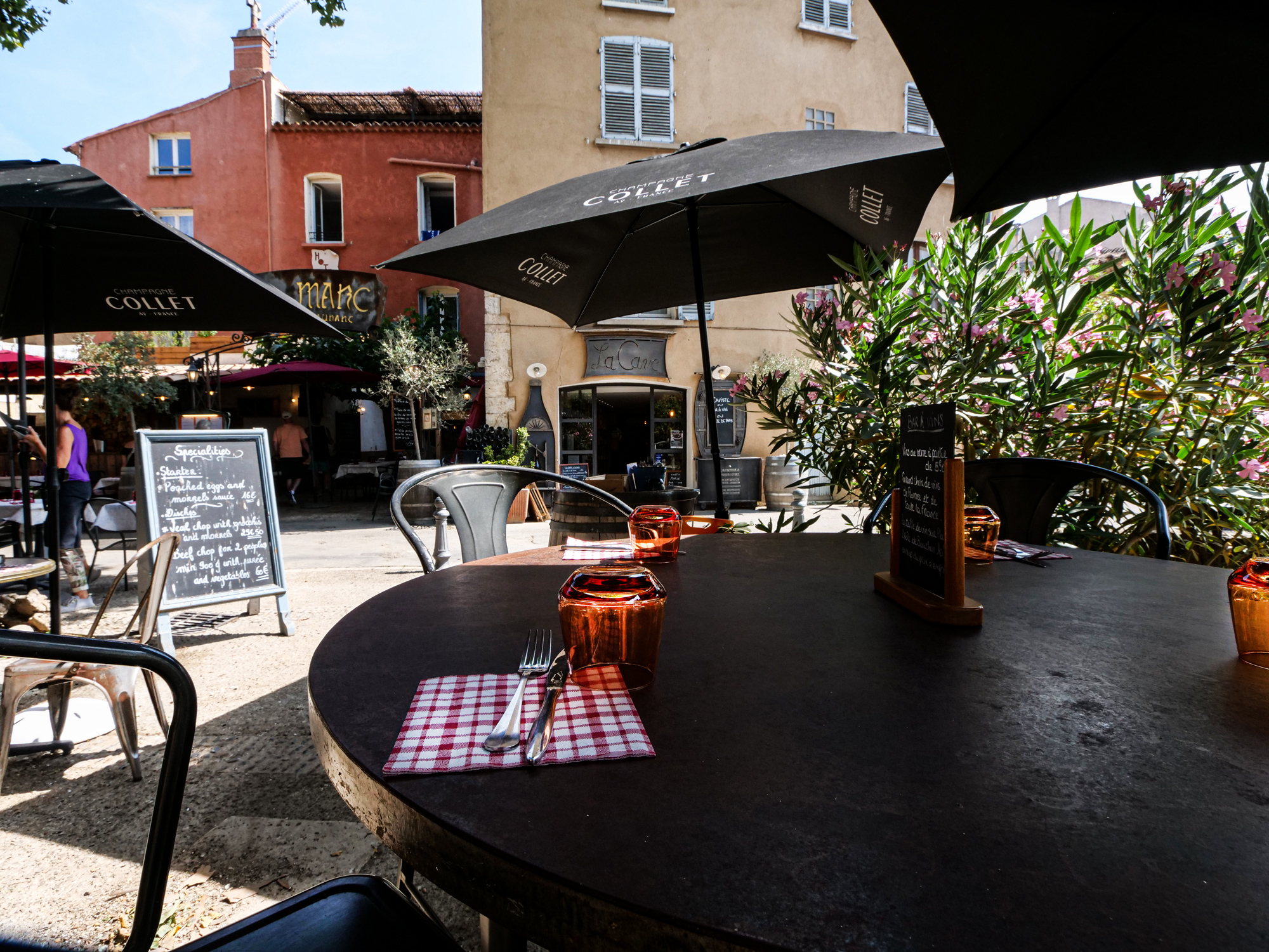 Terrasse du restaurant sur la place