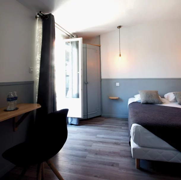Chambre lumineuse de l’hôtel